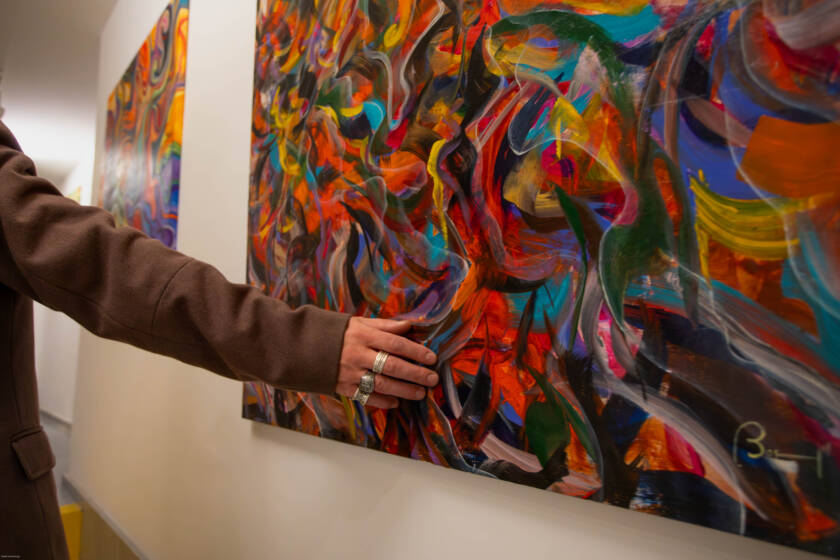 La mano dell'artista accarezza la tela